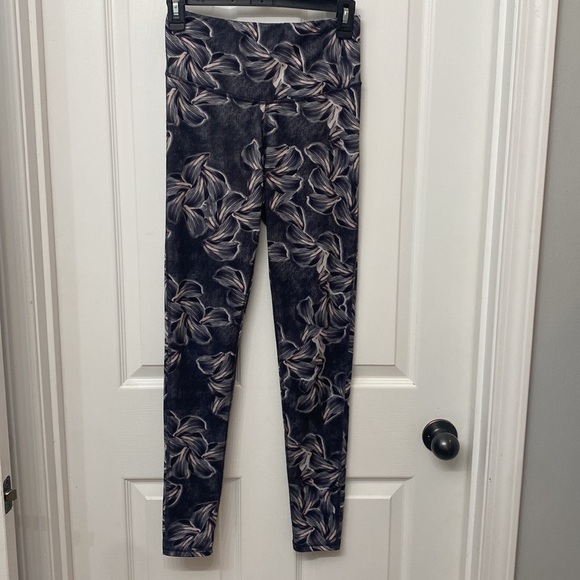 𝅺Champion Women’s Leggings Floral Small - Picture 1 of 6